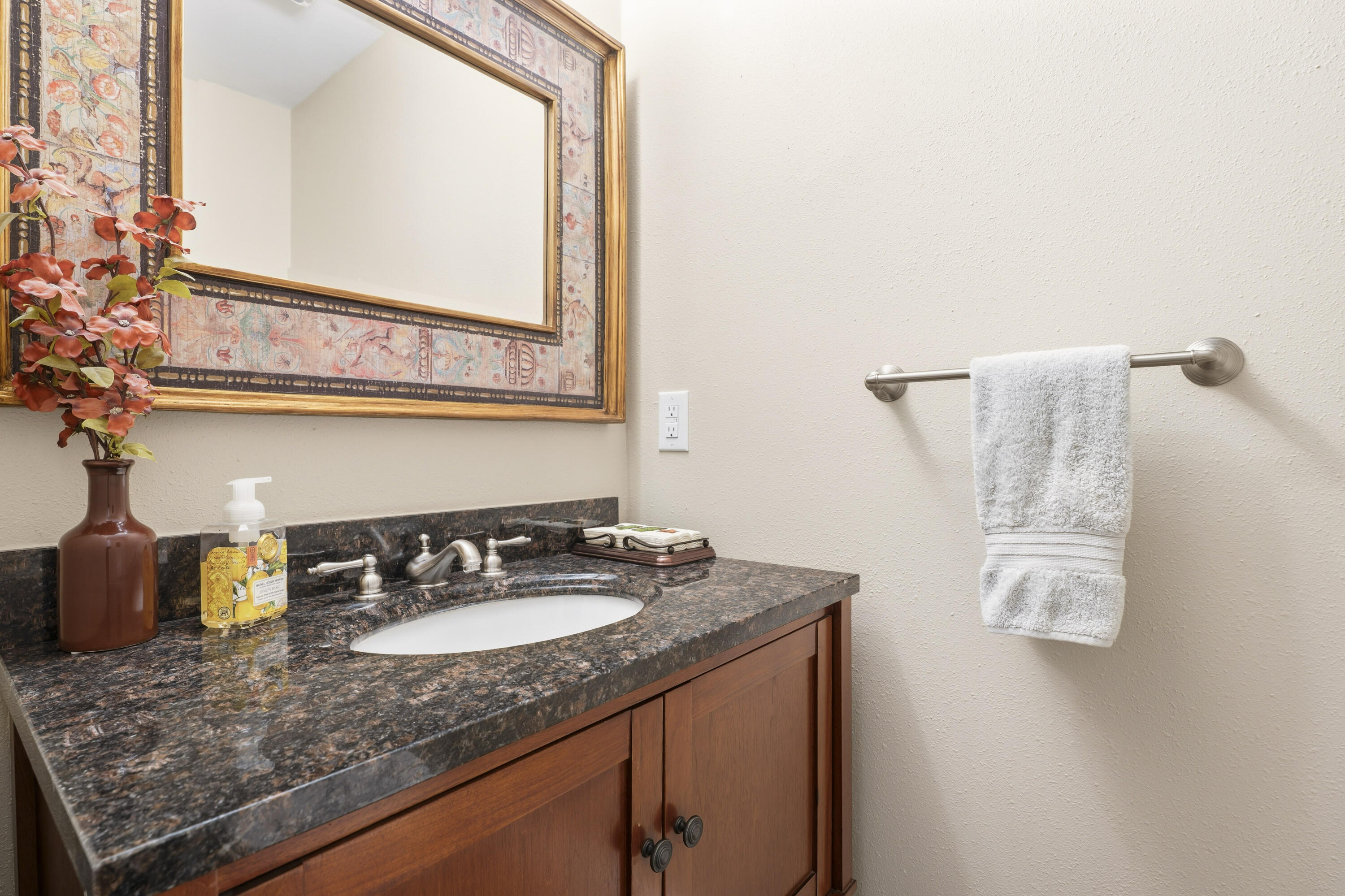 2001 Condor Court Redmond, OR 97756 - Photo 27 of 39 Main half bath