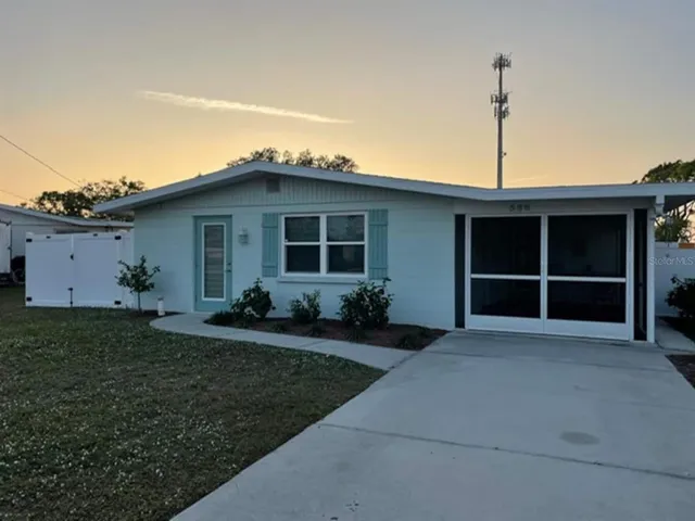a view of a house with backyard