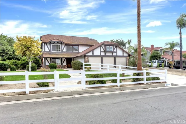 a view of a house with a yard and plants