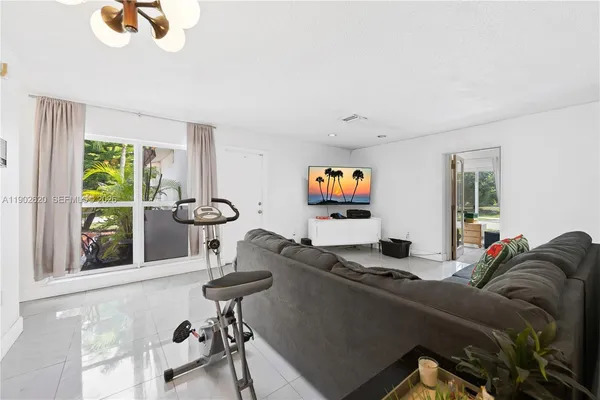 $899,999 | 10610 Southwest 128th Avenue, Miami, FL 33186