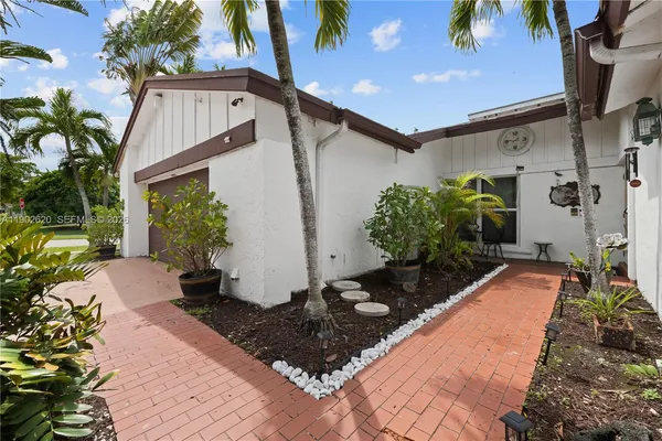 $899,999 | 10610 Southwest 128th Avenue, Miami, FL 33186