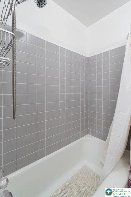 15 Hazard Run Road Lake Harmony, PA 18624 - Photo 26 of 48 a bathroom with a bathtub