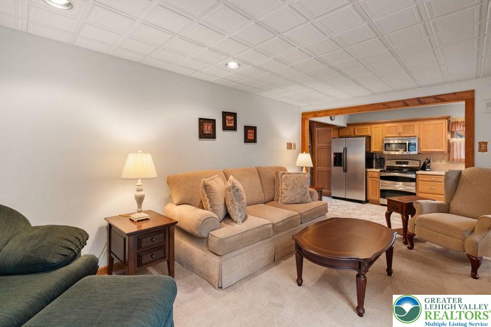 15 Hazard Run Road Lake Harmony, PA 18624 - Photo 37 of 48 a living room with furniture