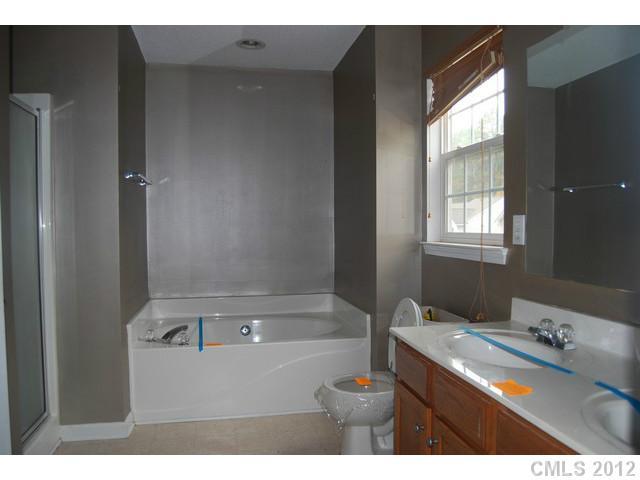 104 Austin Run Court Kannapolis, NC 28083 - Photo 11 of 16 a bathroom with a bathtub and a sink