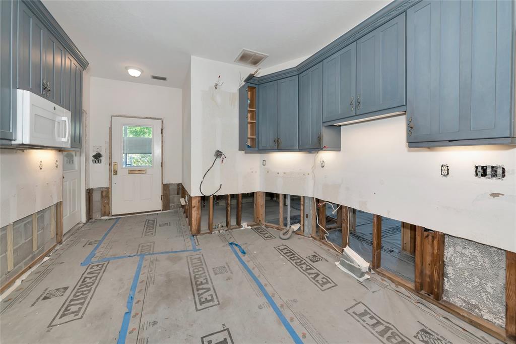 2305 Riverview Boulevard Bradenton, FL 34205 - Photo 32 of 71 a view of kitchen with furniture and refrigerator