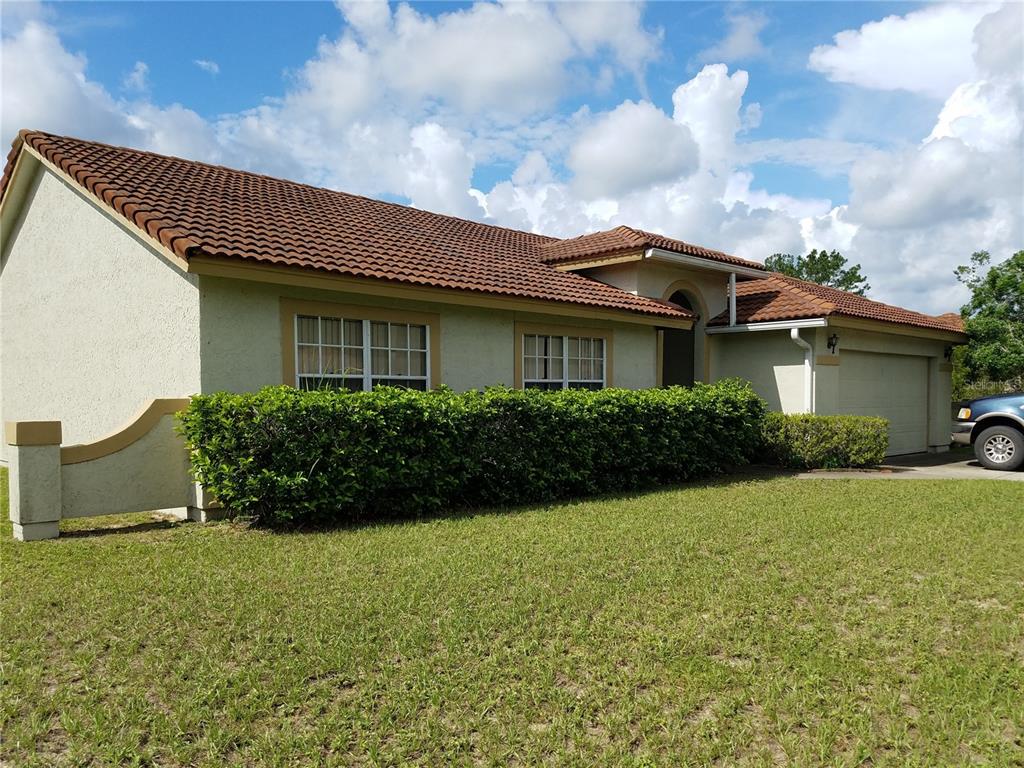 a view of house with garden