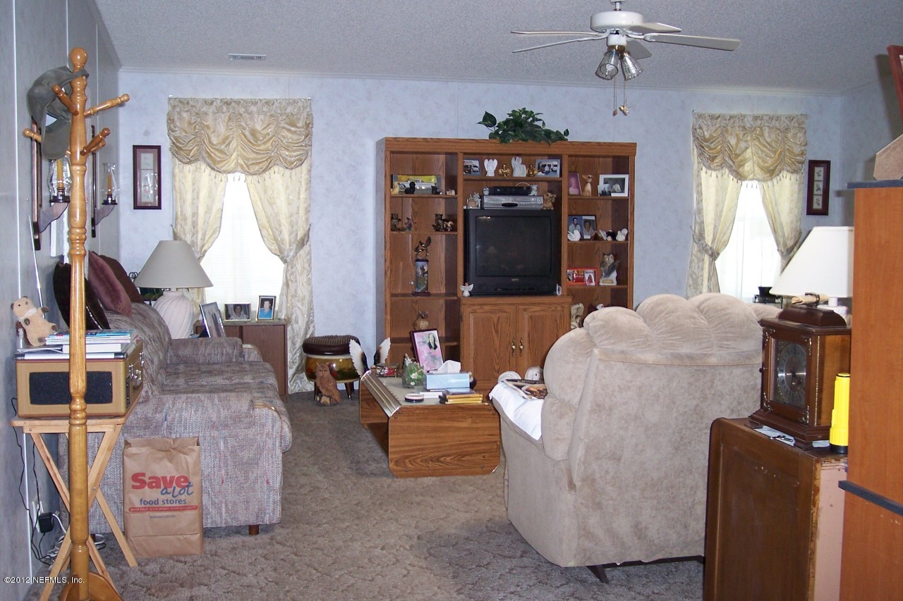 116 Ketner Road Welaka, FL 32112 - Photo 21 of 32 Living room