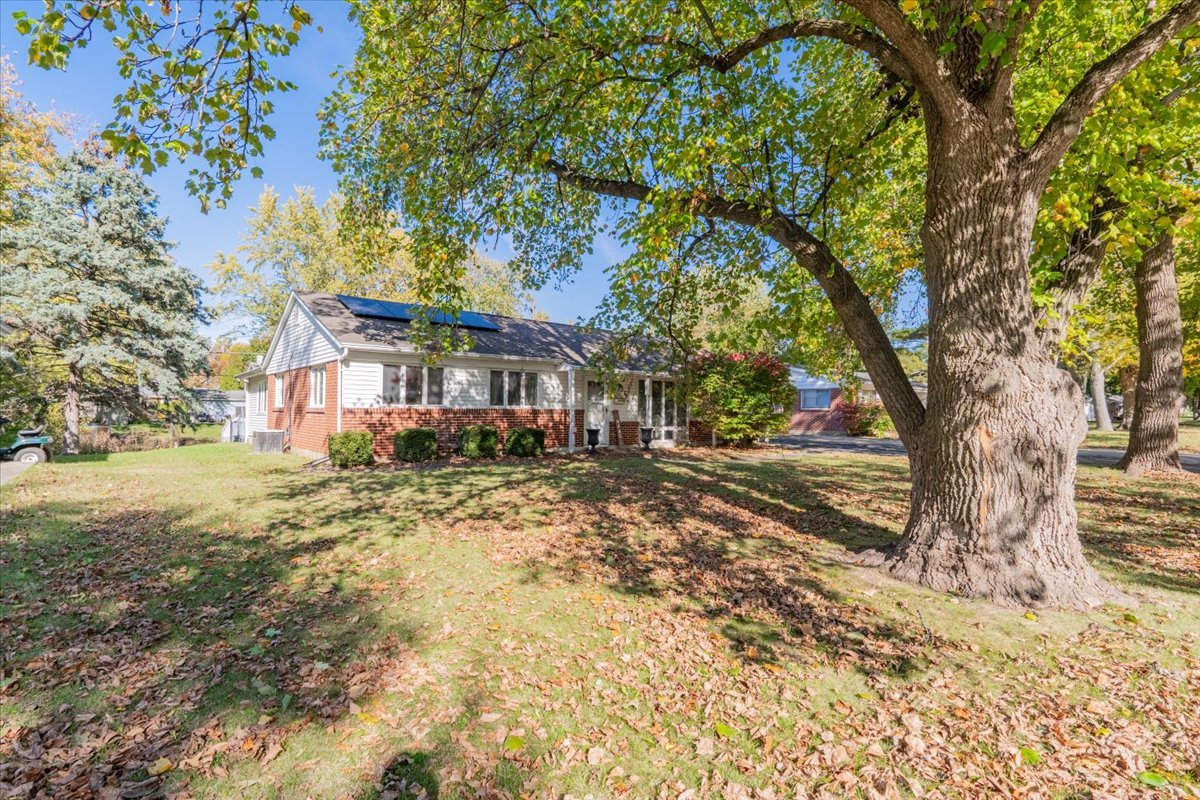 310 Rowe Drive Bloomington, IL 61701 - Photo 3 of 39