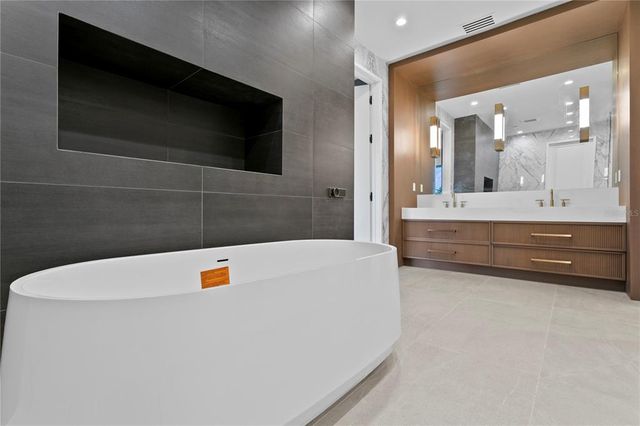 $3,700,000 | 1076 Snell Isle Boulevard Northeast, St. Petersburg, FL 33704