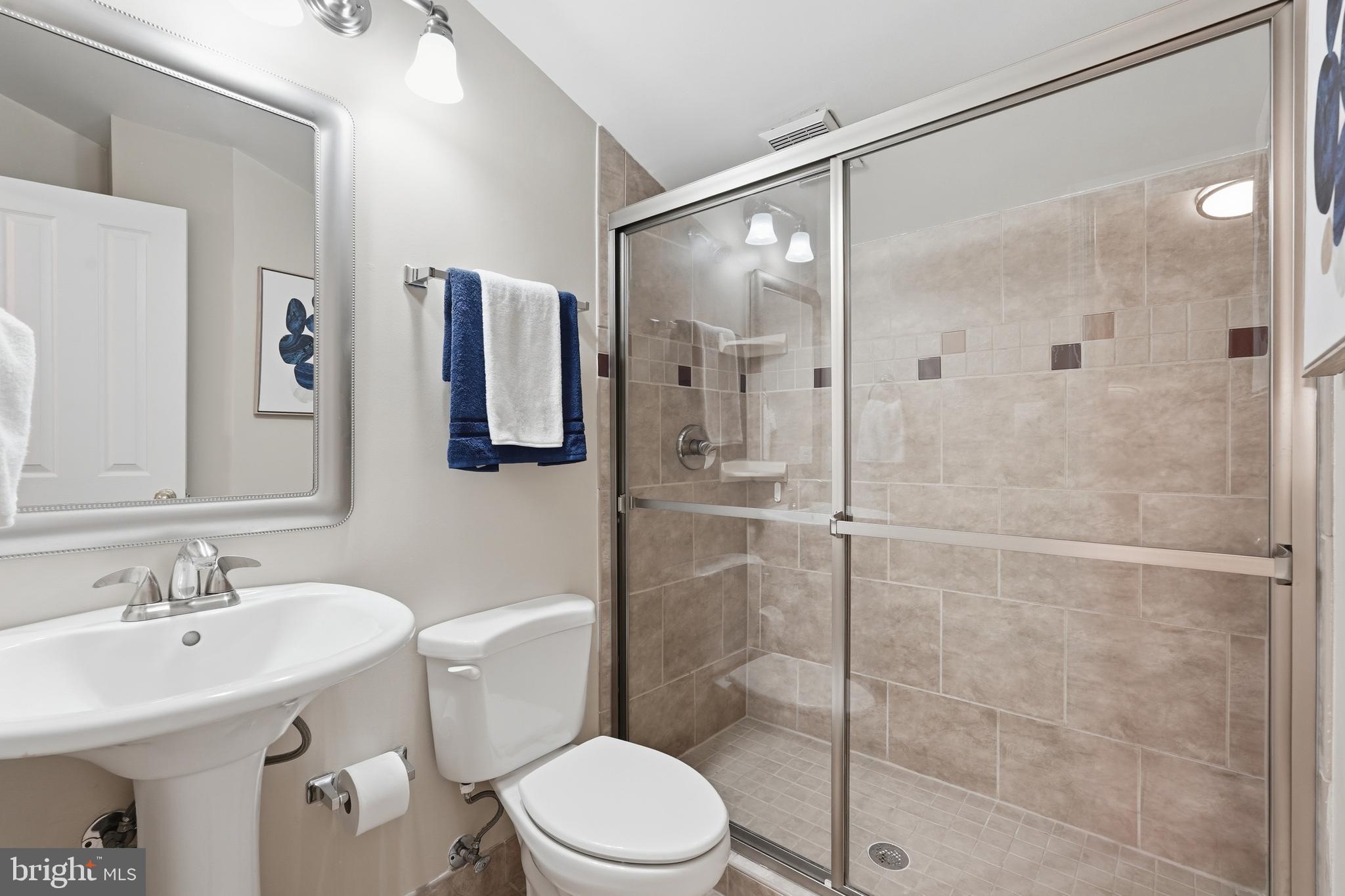 4662 West Braddock Road Alexandria, VA 22311 - Photo 33 of 42 Bathroom on Top Level by Bedroom 3