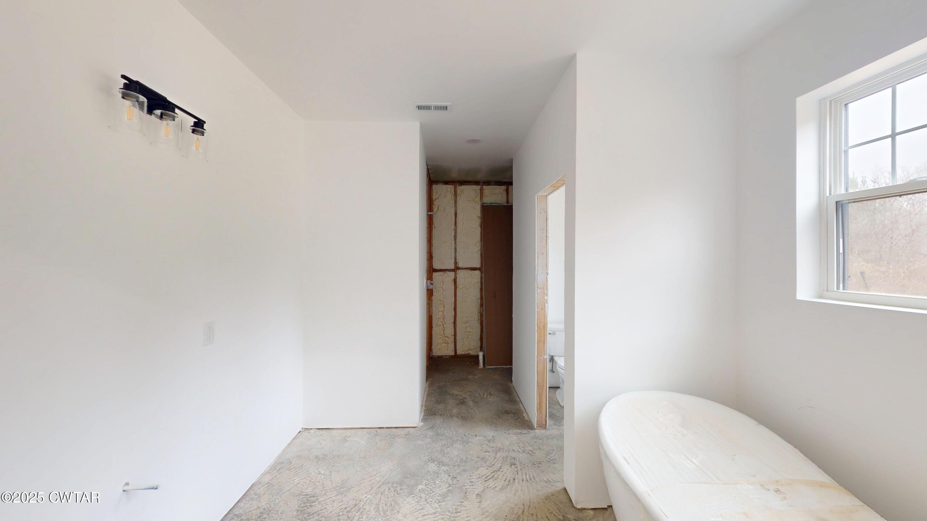 3140 Rowland Mill Road Buena Vista, TN 38318 - Photo 17 of 34 a view of a hallway with windows and closet