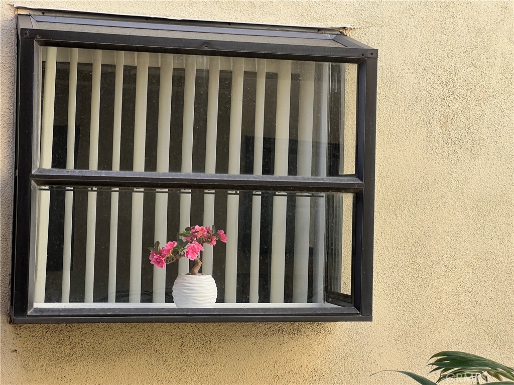 3516 East Ransom Street, Unit 204 Long Beach, CA 90804 - Photo 27 of 38 Greenhouse window from outside