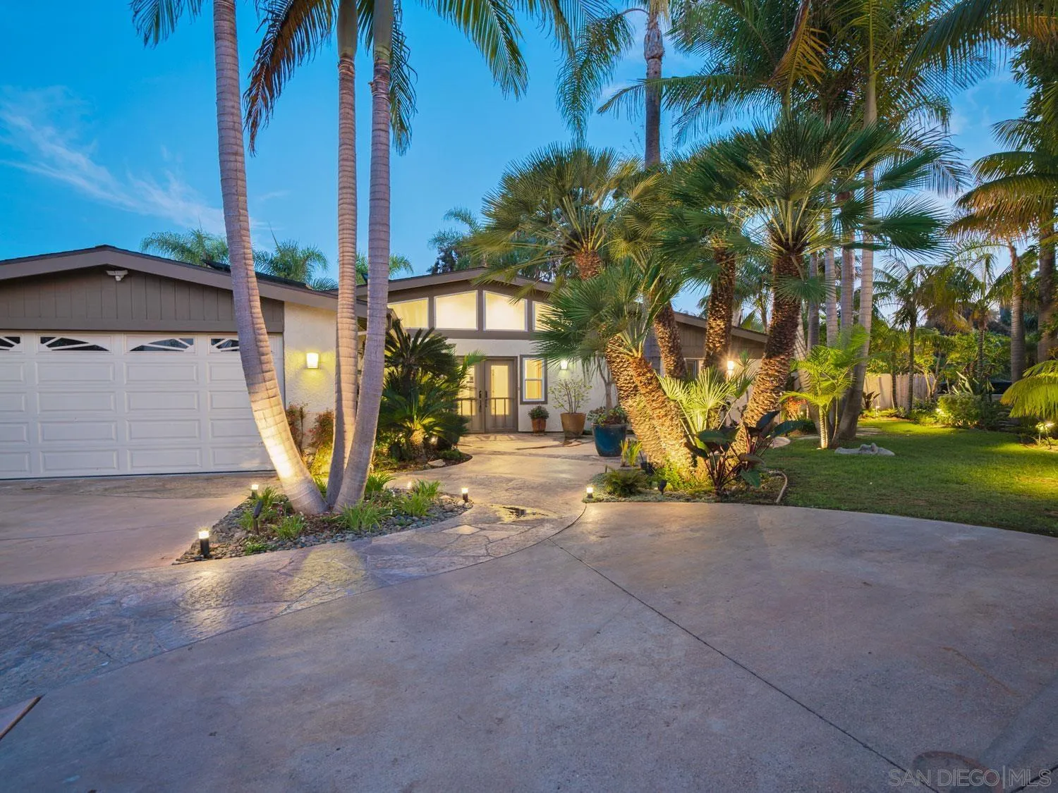 a view of a house with backyard and tree s