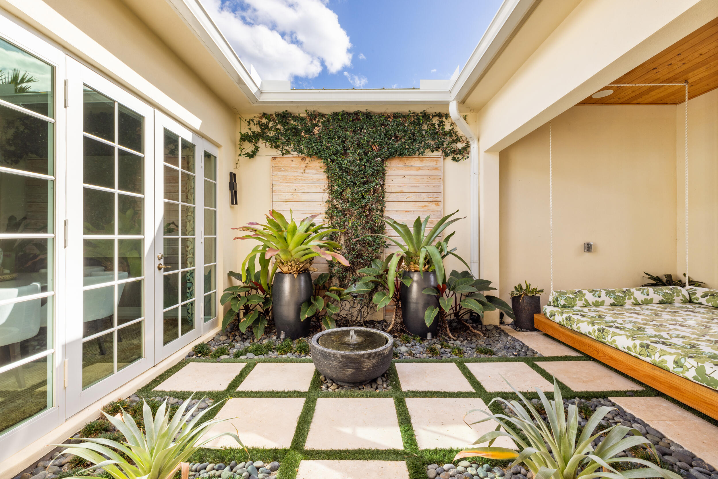 8001 Southeast Plantation Circle Jupiter, FL 33458 - Photo 4 of 50 a vase of flowers sitting on a table