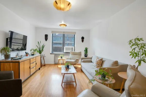 $525,000 | 445 West 240th Street, Unit 6A | Fieldston