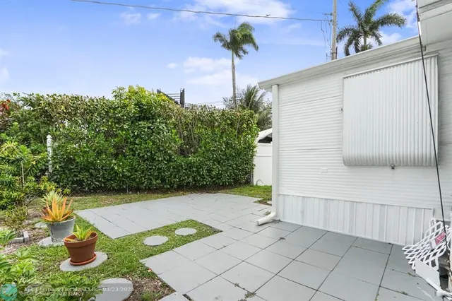 a view of entryway with patio
