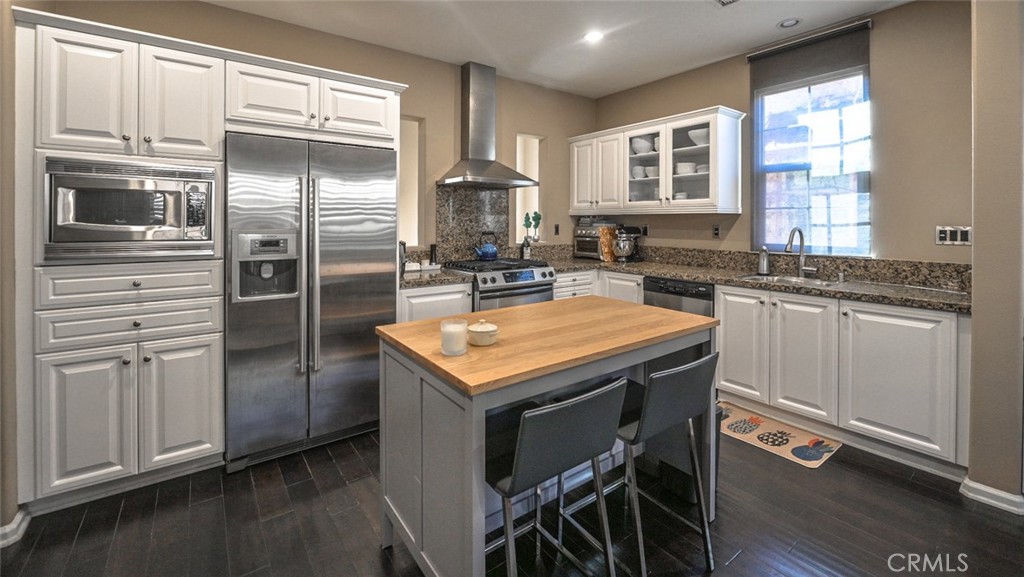 64 Scarlet Bloom Irvine, CA 92618 - Photo 8 of 22 a kitchen with a stove a refrigerator and windows