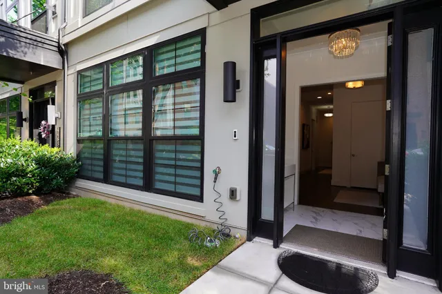 a view of entryway with interior