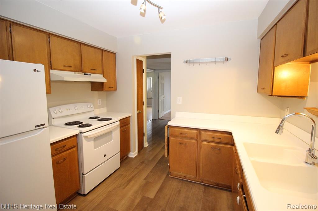 409 West Highland Road, Unit B3 Howell, MI 48843 - Photo 8 of 17