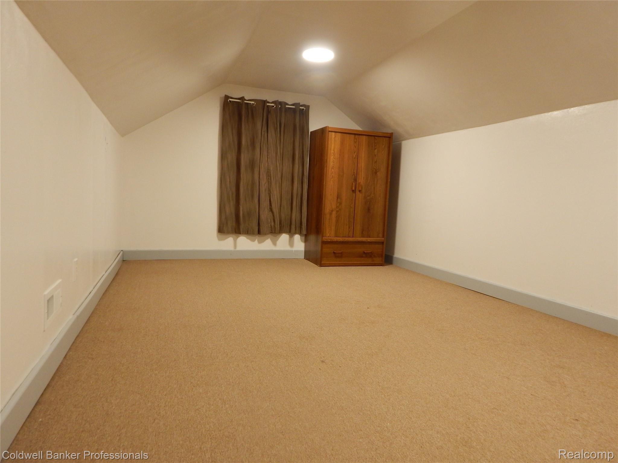 509 West Coulter Road Lapeer, MI 48446 - Photo 29 of 55 large upstairs bedroom.JPG