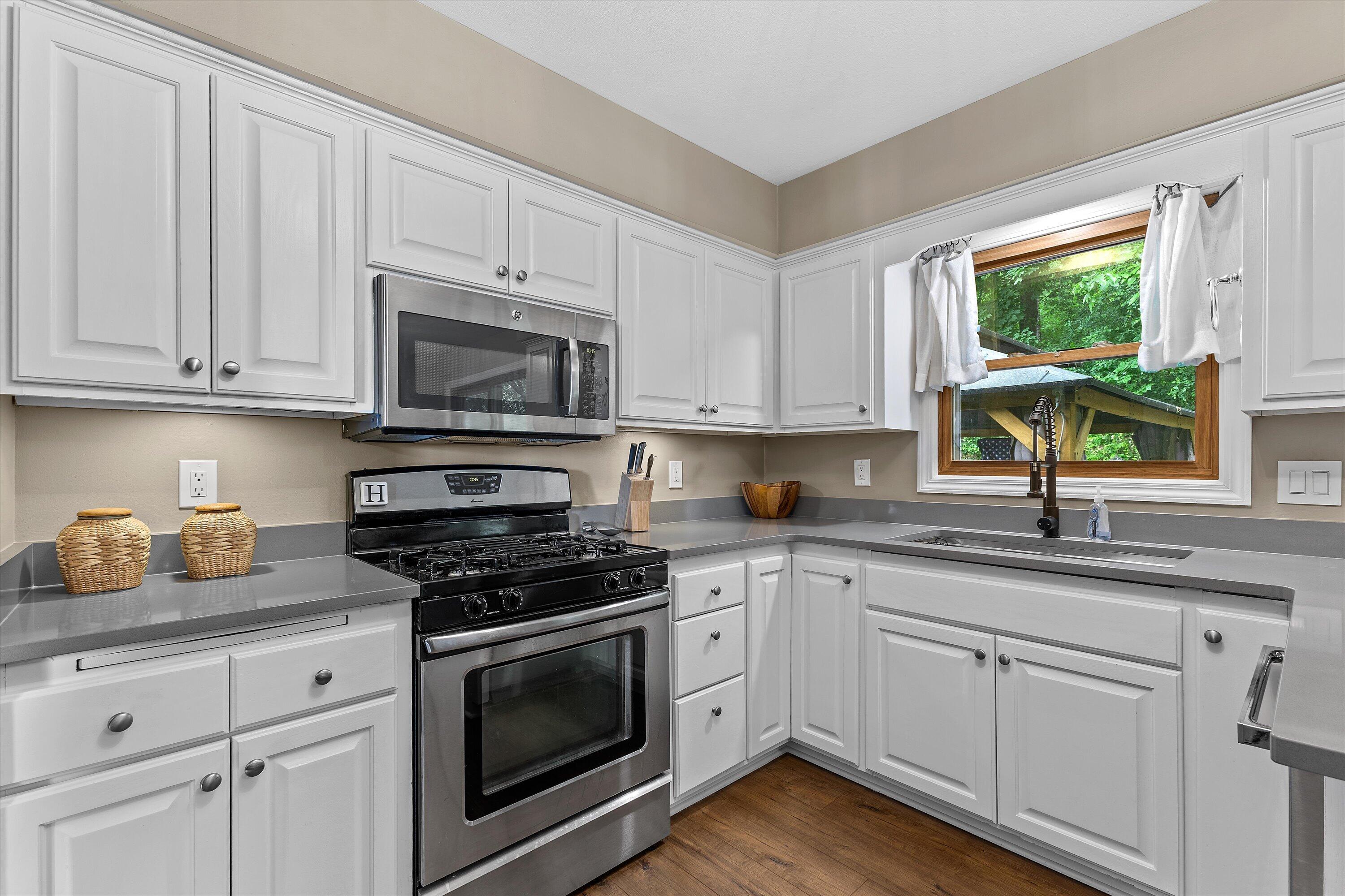 W290S2811 Carmarthen Road Genesee, WI 53188 - Photo 5 of 49 Kitchen