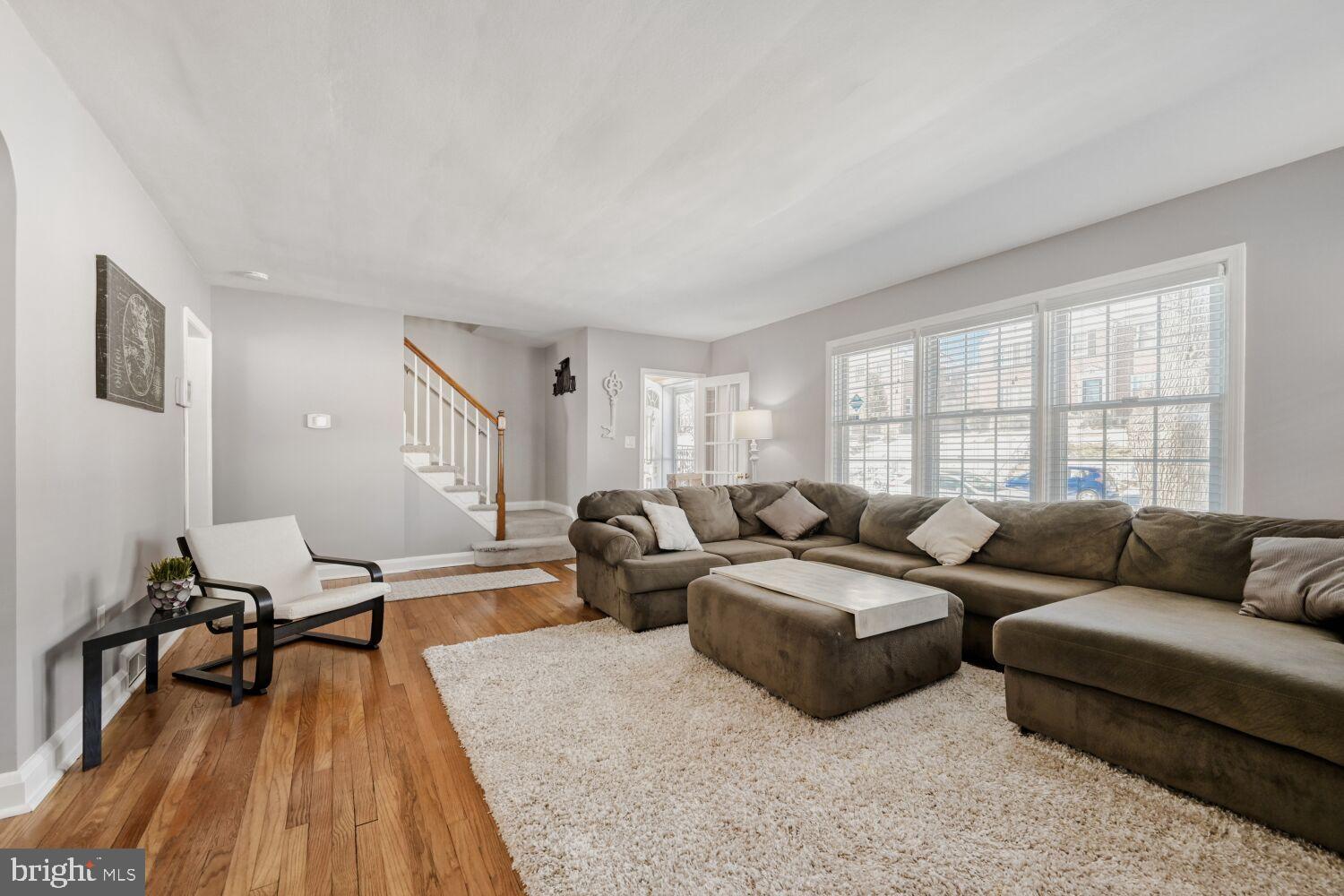 8127 Glen Gary Road Towson, MD 21286 - Photo 5 of 34 Spacious living area with natural light.