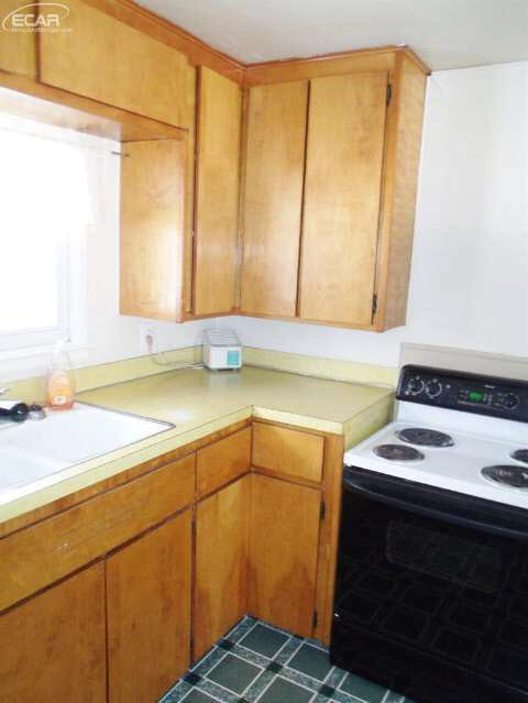 4324 Van Slyke Road Flint, MI 48507 - Photo 8 of 41 20428128-7.JPG
