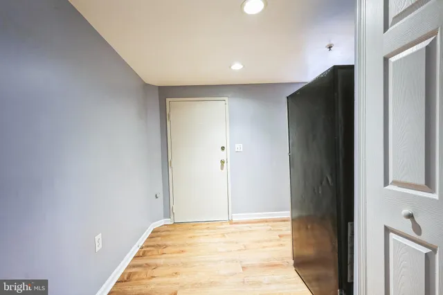 a view of a big room with closet and windows