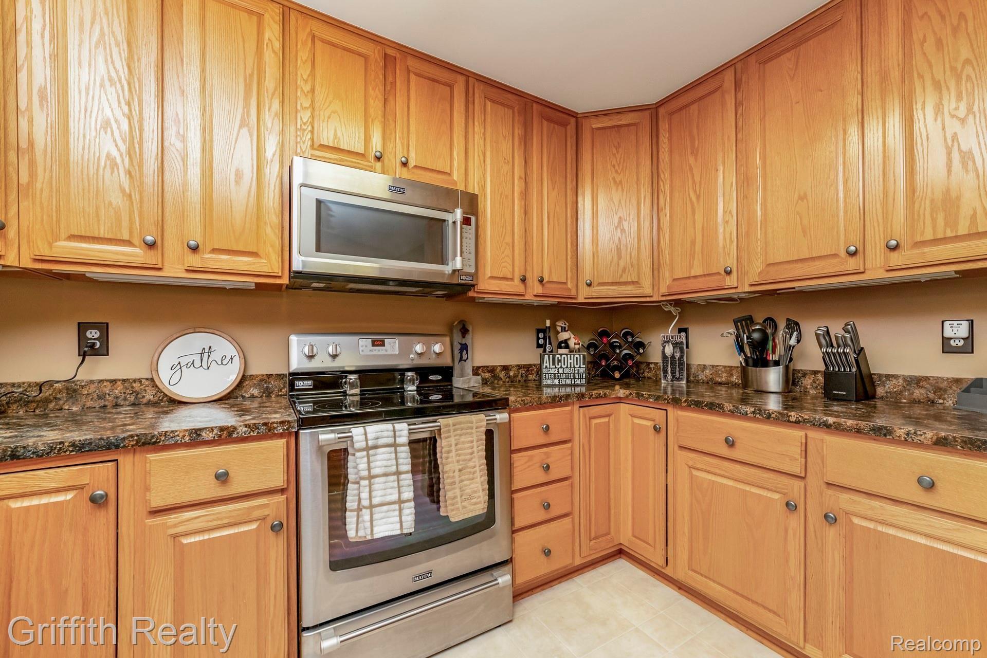 1899 Clover Ridge Drive Howell, MI 48843 - Photo 9 of 28 008-photo-kitchen-7163811.jpg