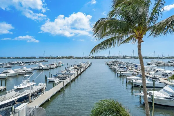 $3,000 | 806 East Windward Way, Unit 301, Lantana, FL 33462