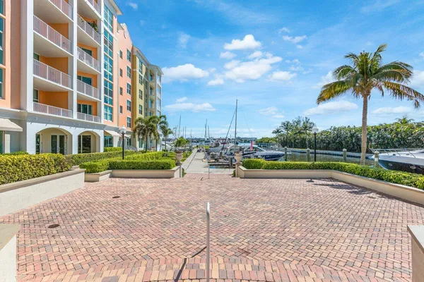 $3,000 | 806 East Windward Way, Unit 301, Lantana, FL 33462