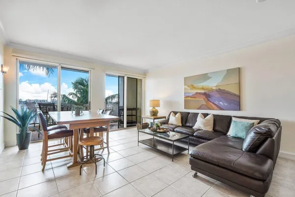 $3,000 | 806 East Windward Way, Unit 301, Lantana, FL 33462