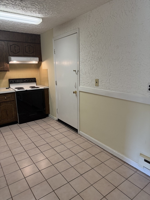 310 Codman Hill Road, Unit 34D Boxborough, MA 01719 - Photo 9 of 17 a view of a refrigerator and window
