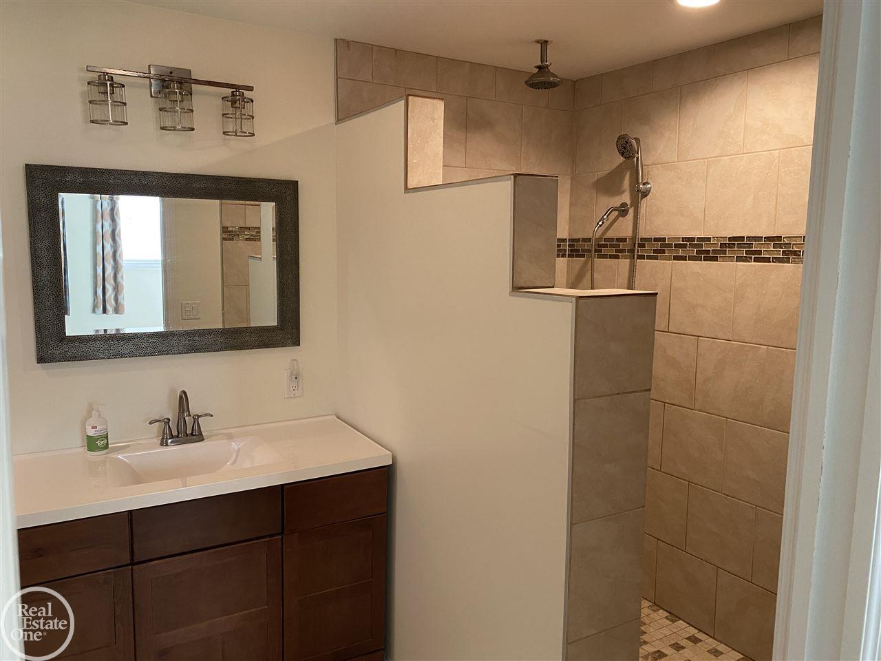 2911 Beach Road Port Huron, MI 48060 - Photo 10 of 32 50021744-9.JPG