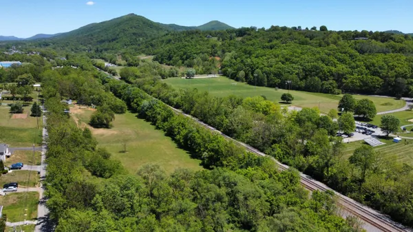 $1,295 | 2812 Vinyard Avenue Northeast, Unit 2, Roanoke, VA 24012