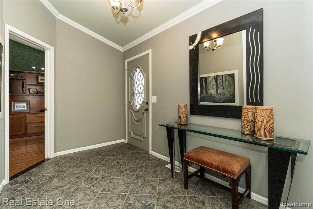 888 Green View Court Rochester Hills, MI 48307 - Photo 3 of 29