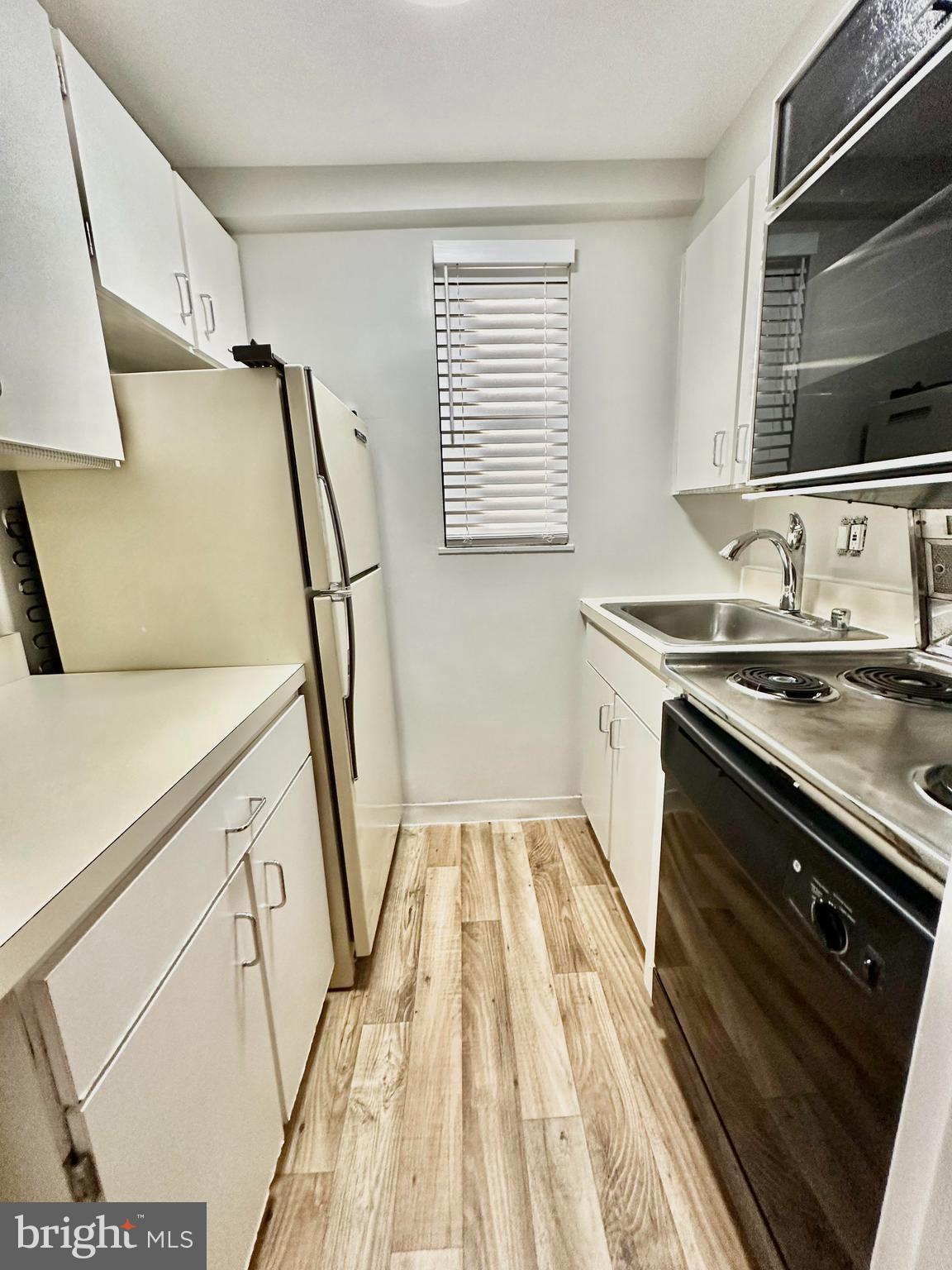 2141 I Street Northwest, Unit 702 Washington, DC 20037 - Photo 6 of 21 a bathroom with a sink a mirror and a bathtub