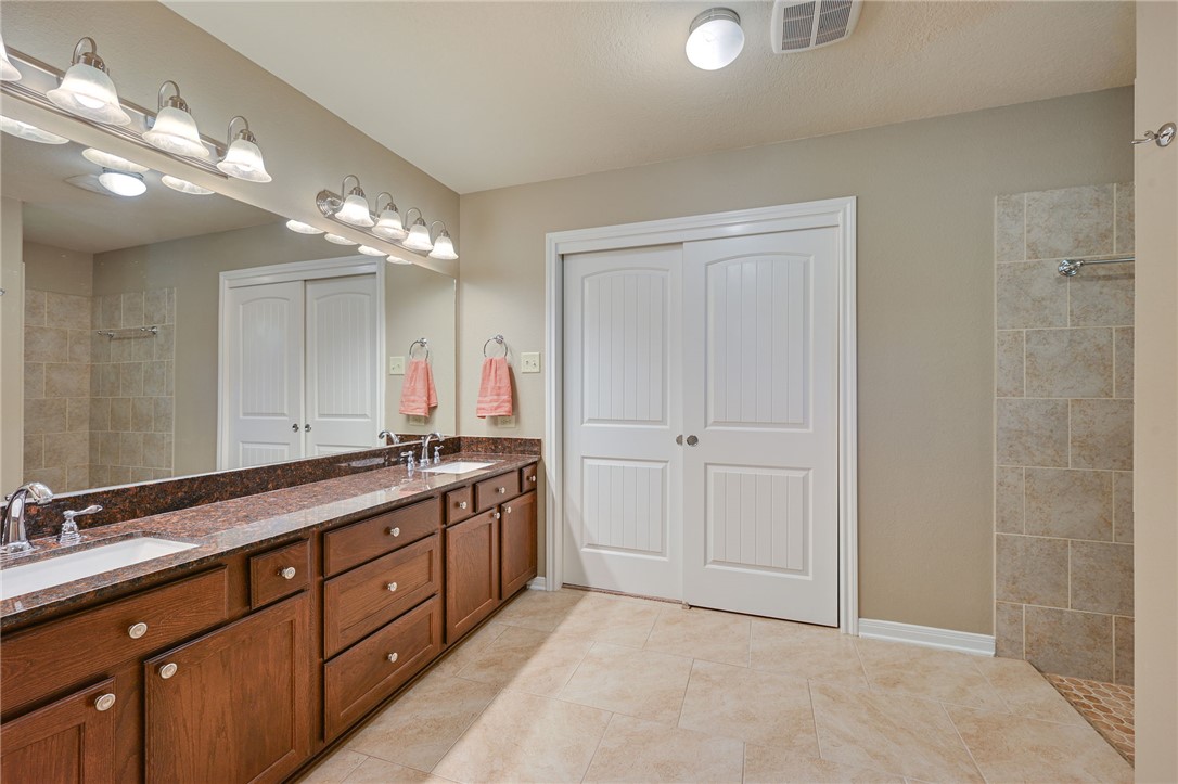 18964 Old Bundick Road Bryan, TX 77808 - Photo 13 of 32 Primary bathroom