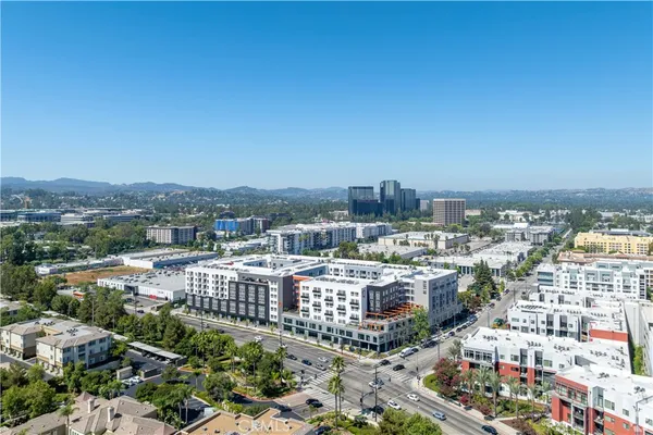 $3,089 | 21010 Erwin Street, Unit 374, Woodland Hills, CA 91367