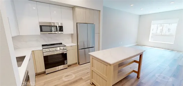 $3,089 | 21010 Erwin Street, Unit 374, Woodland Hills, CA 91367