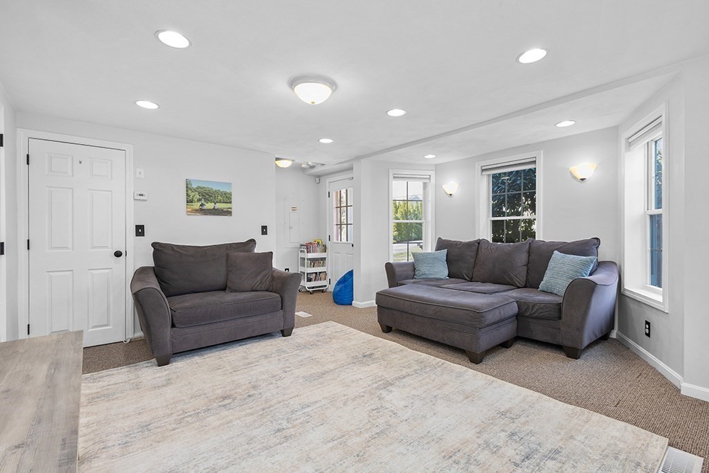 28 Deanville Road Attleboro, MA 02703 - Photo 13 of 37