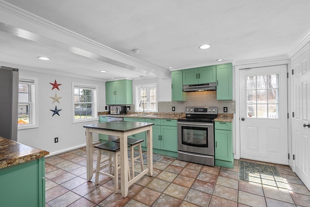 28 Deanville Road Attleboro, MA 02703 - Photo 3 of 37