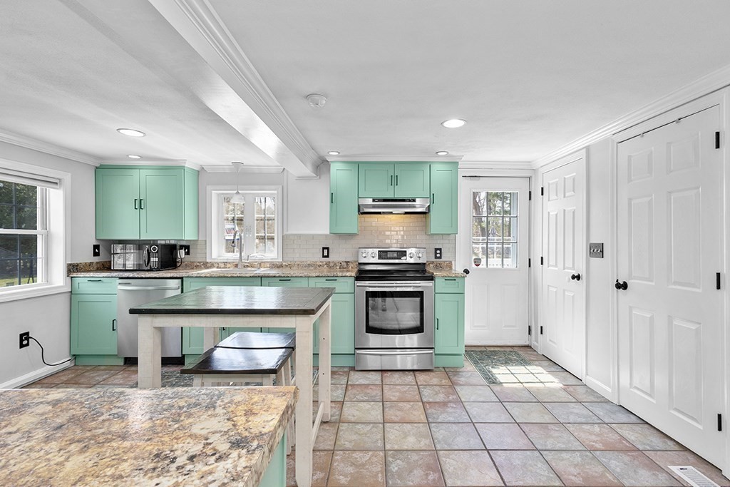 28 Deanville Road Attleboro, MA 02703 - Photo 4 of 37