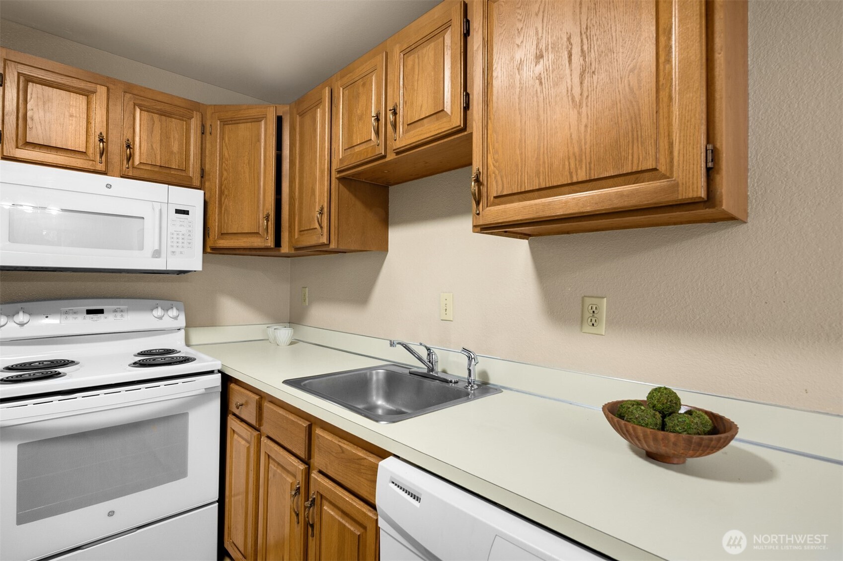 3024 Northeast 143rd Street, Unit 103 Seattle, WA 98155 - Photo 16 of 24