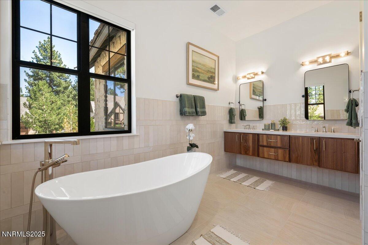 20555 Latour Way Reno, NV 89511 - Photo 29 of 59 a bathroom with a bathtub and a sink