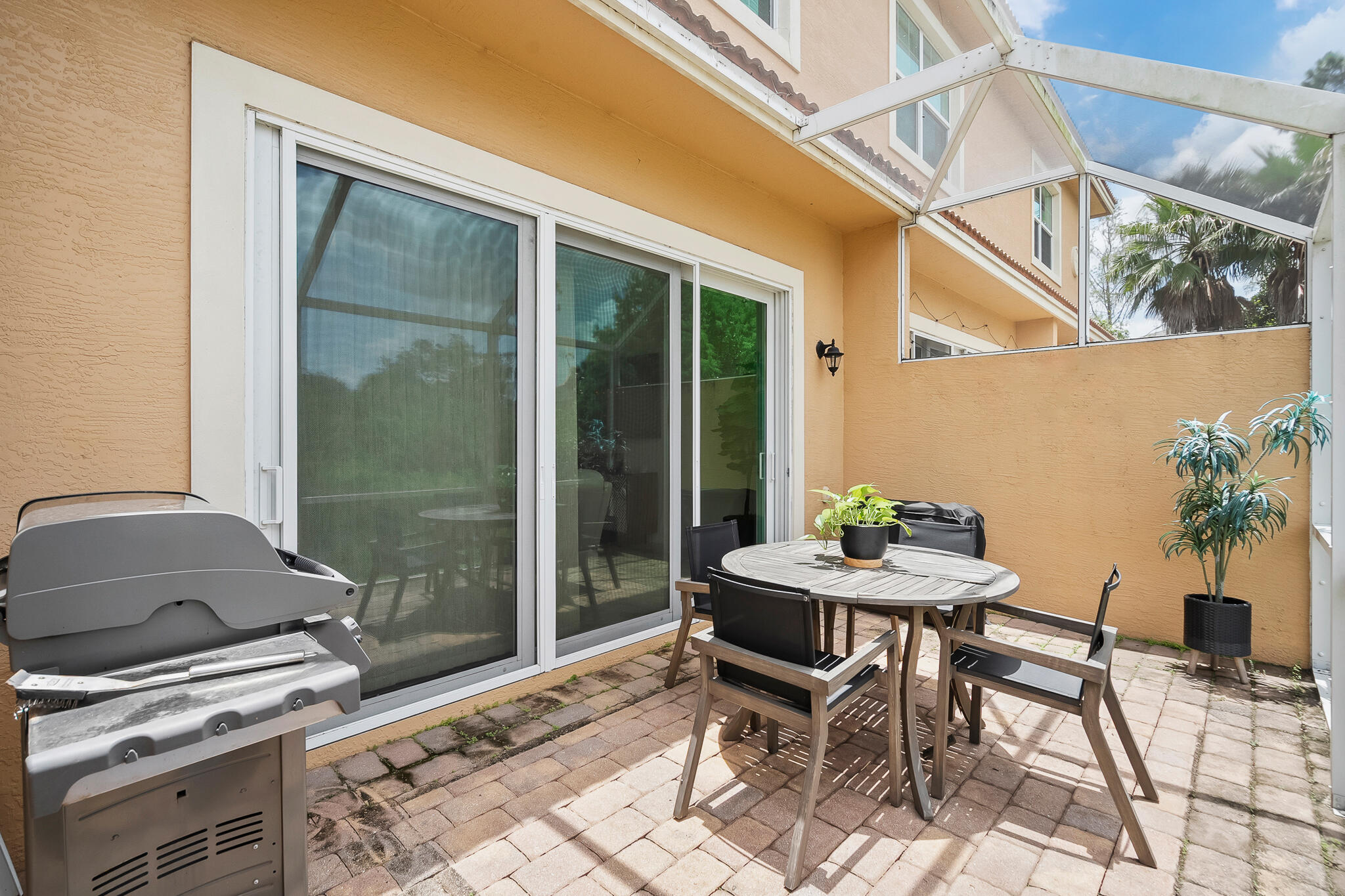 524 Southwest Glen Crest Way Stuart, FL 34997 - Photo 15 of 43 a outdoor space with a table and chairs