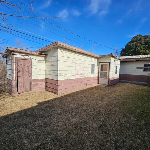 a view of a house with a backyard