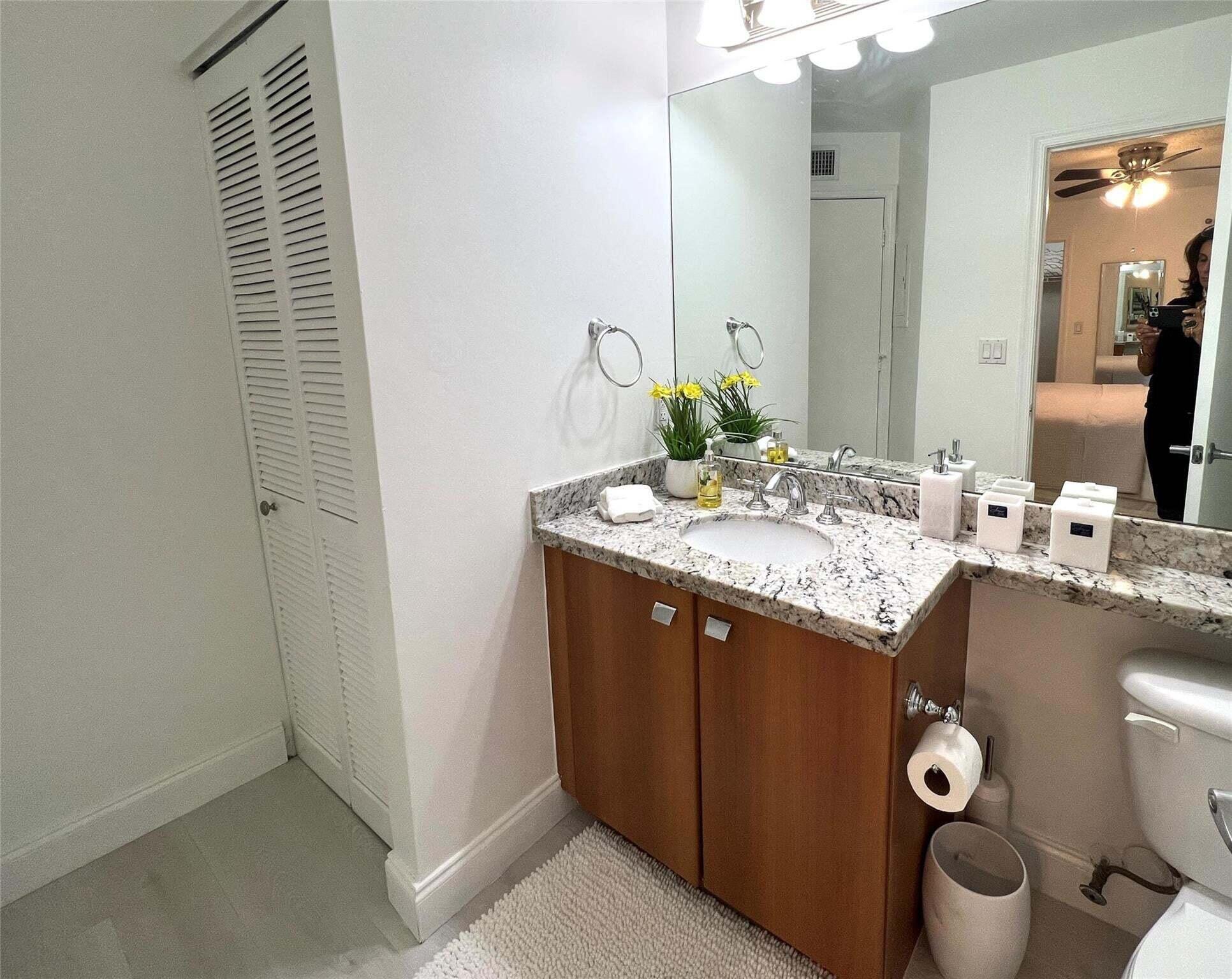 1125 Crystal Way, Unit F Delray Beach, FL 33444 - Photo 11 of 25 Bathroom 2