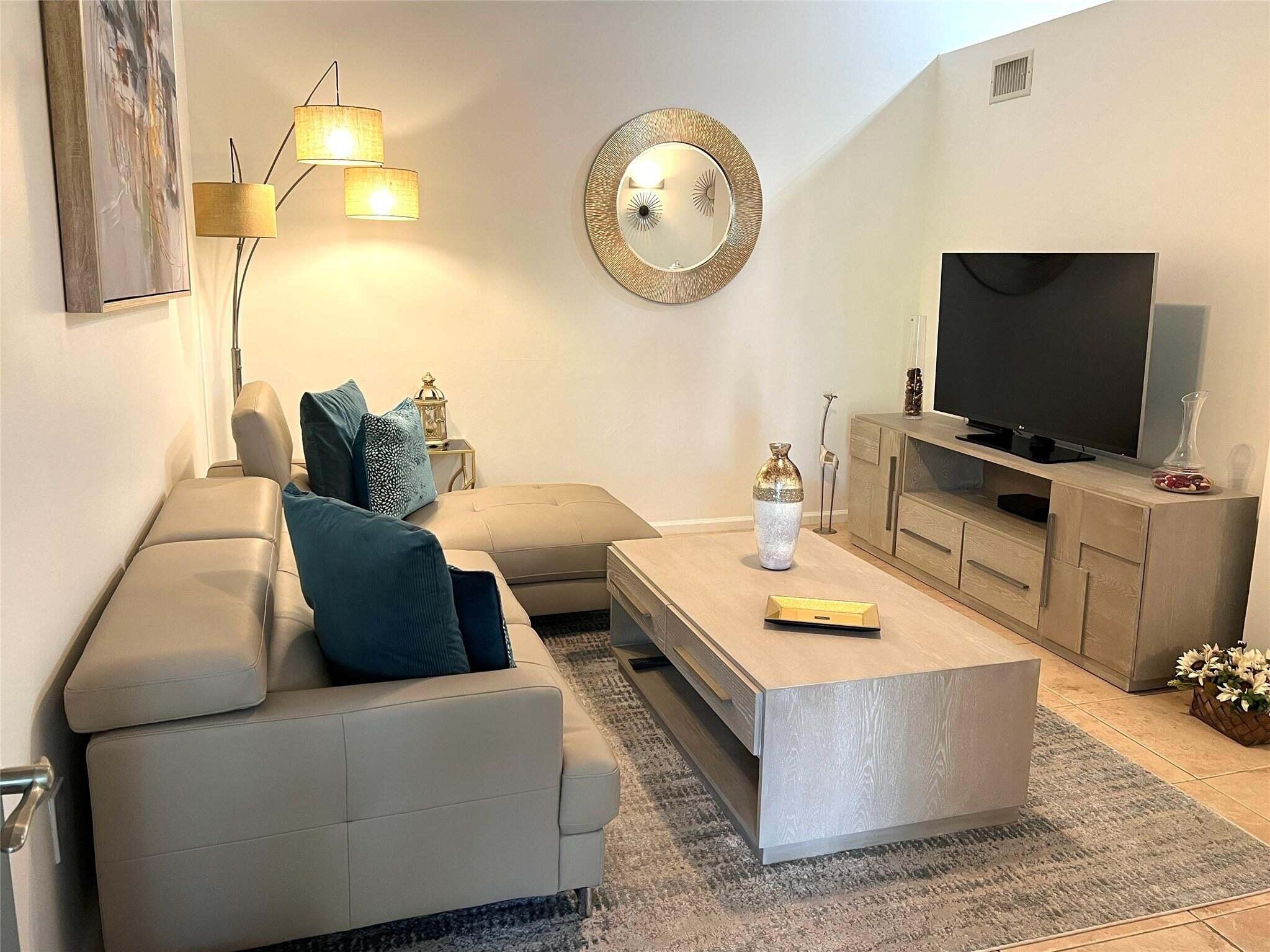 1125 Crystal Way, Unit F Delray Beach, FL 33444 - Photo 2 of 25 Living Room 2