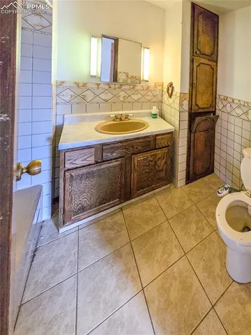 a view of a big room with an entryway and closet area